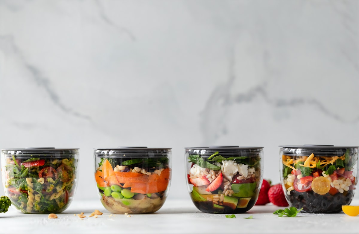 Fundadores da plataforma Wellnessnutritionguide a trabalhar num espaço colaborativo em Porto